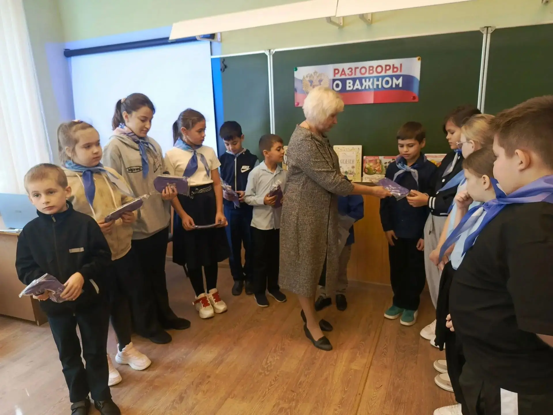 Вручение Орлятам России и их учителям символики движения