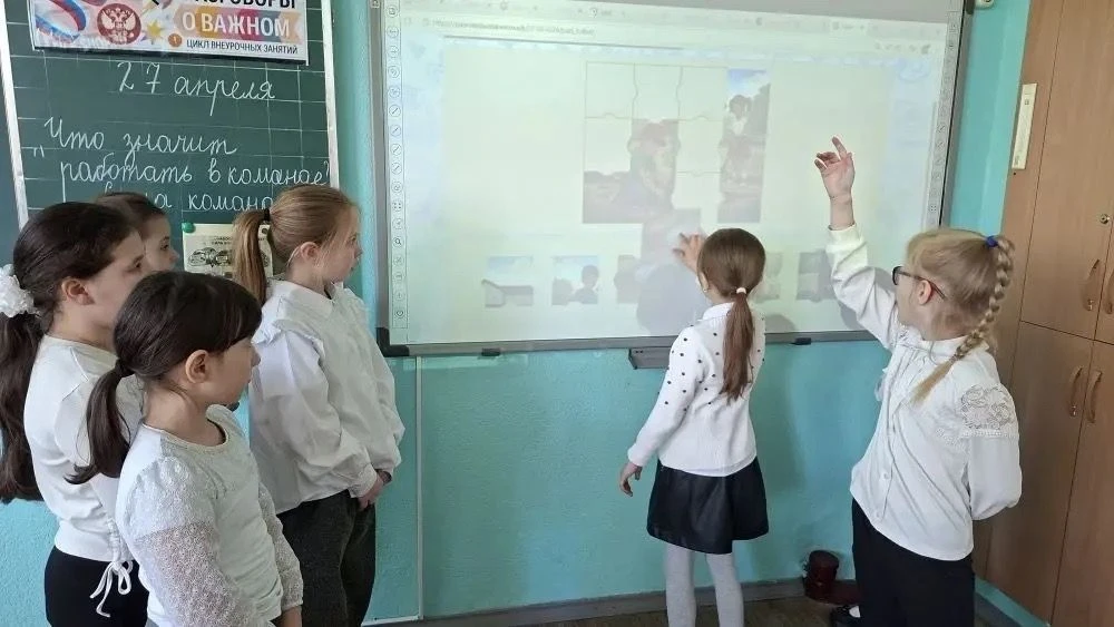 Линейка поднятия флага начала учебную неделю в нашей гимназии!  Почётное право заслужили ученики 6 «