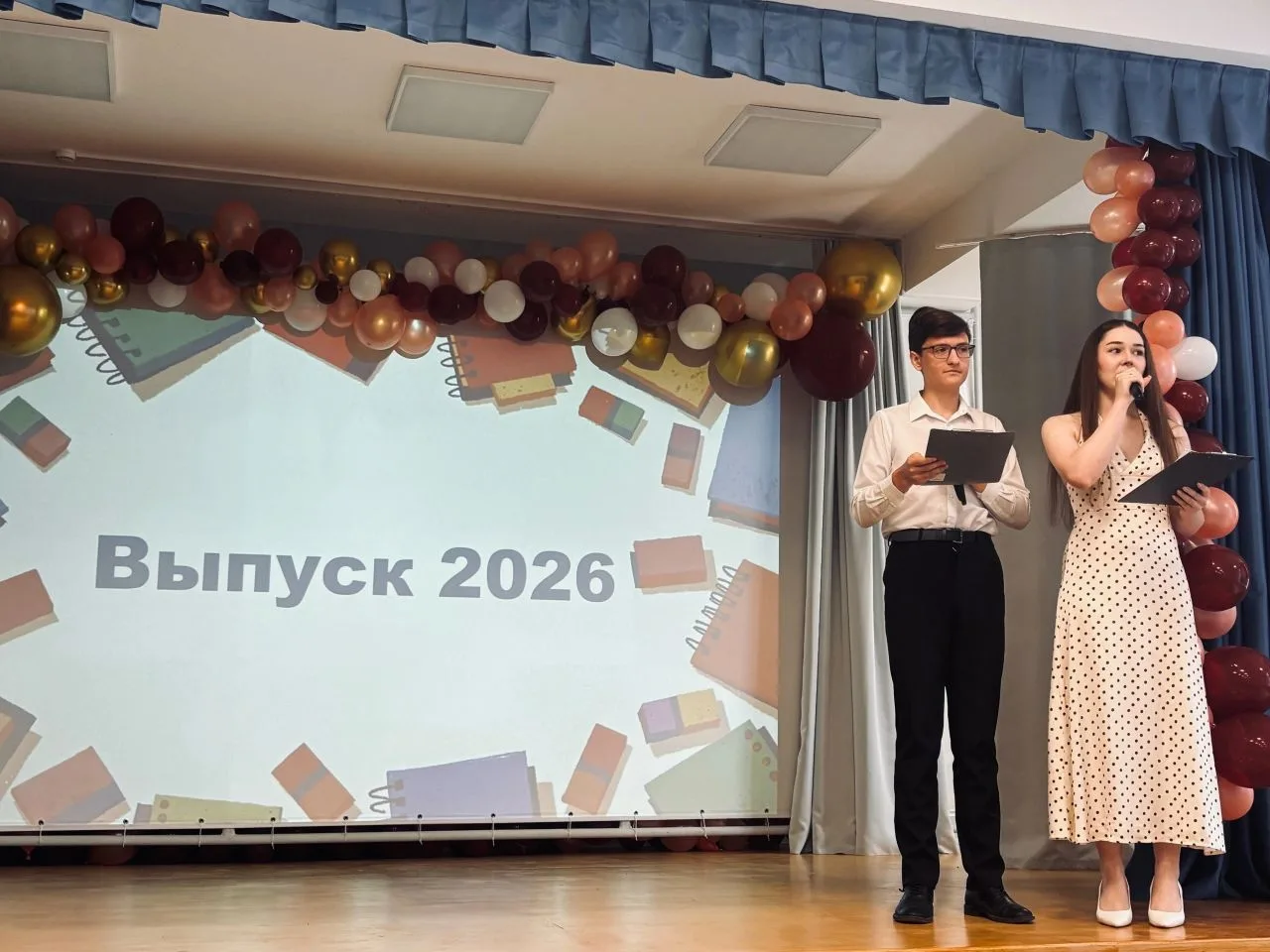 🎉 26 июня в гимназии прозвенел последний звонок для выпускников 11 класса. Этот вечер навсегда оста