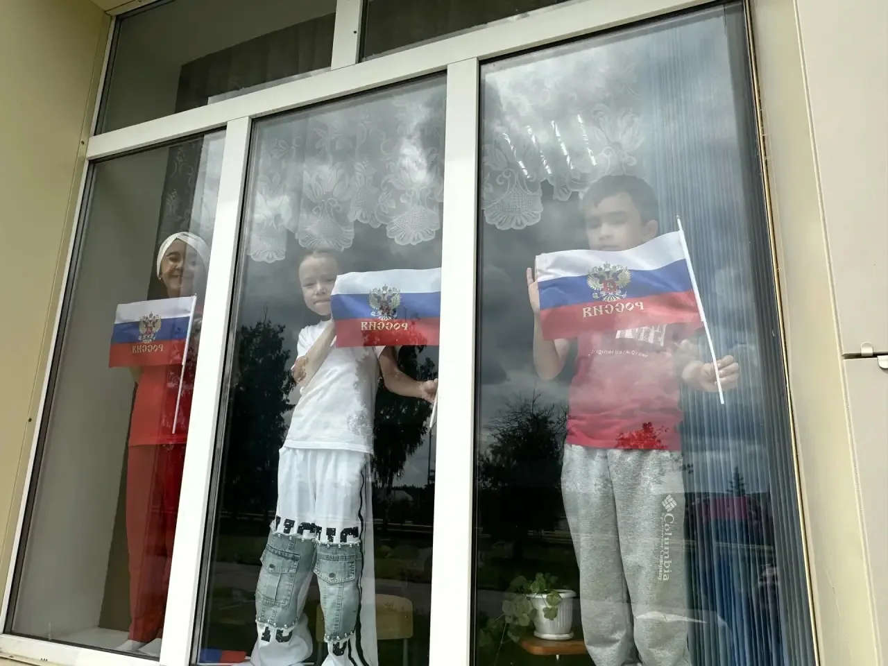 День России в лагере начался задорно. На школьном стадионе прошла общелагерная зарядка ...