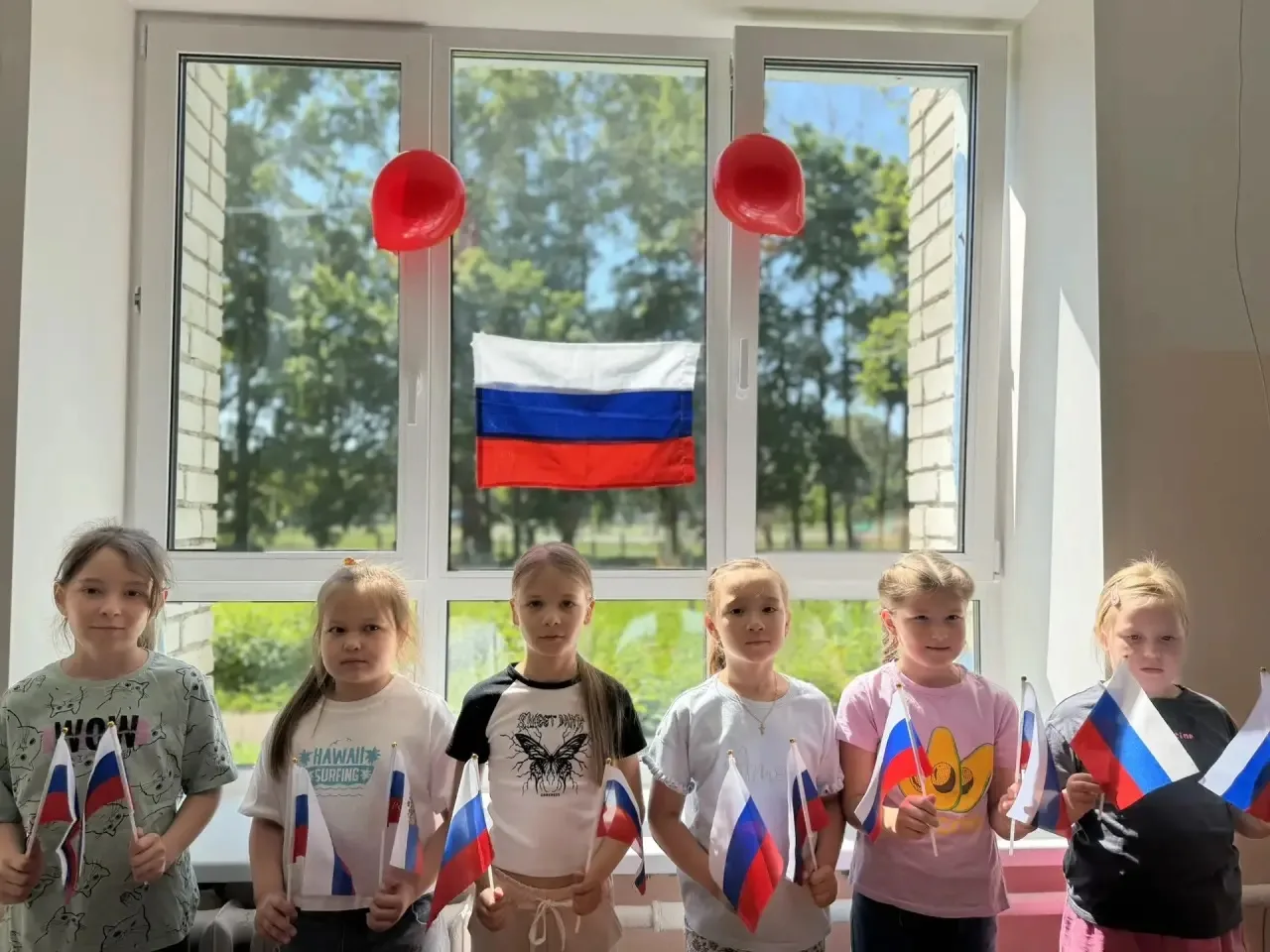 🧑‍🎨Воспитанники школьного летнего лагеря активно готовятся к празднованию Дня России и принимают у