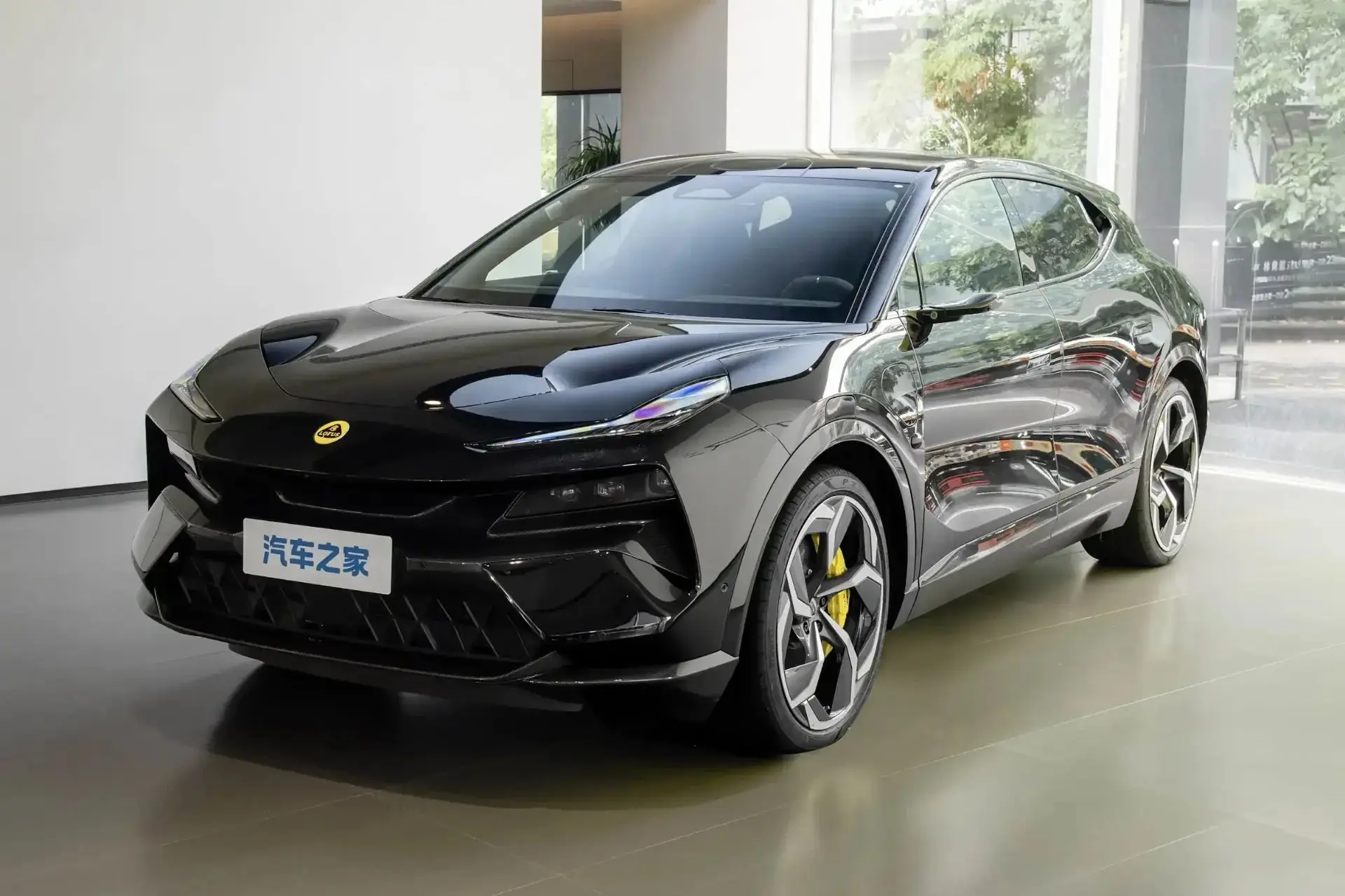 В Китае стартовали продажи спецверсии электрического кроссовера Lotus Eletre 900 Gold E...