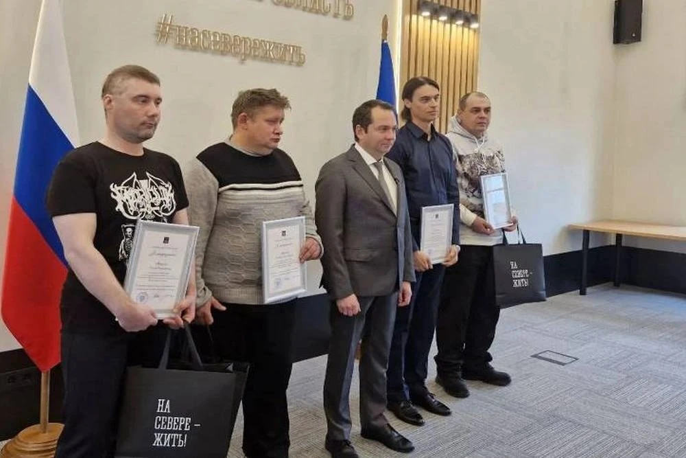 В Мурманске наградили рабочих, спасших из пожара девочку с помощью одеяла