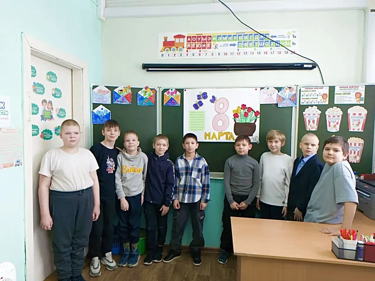 💥Уважаемые мамы, бабушки и девушки!  От имени всего коллектива МБОУ «СОШ №22 г. Челябинска» сердечно