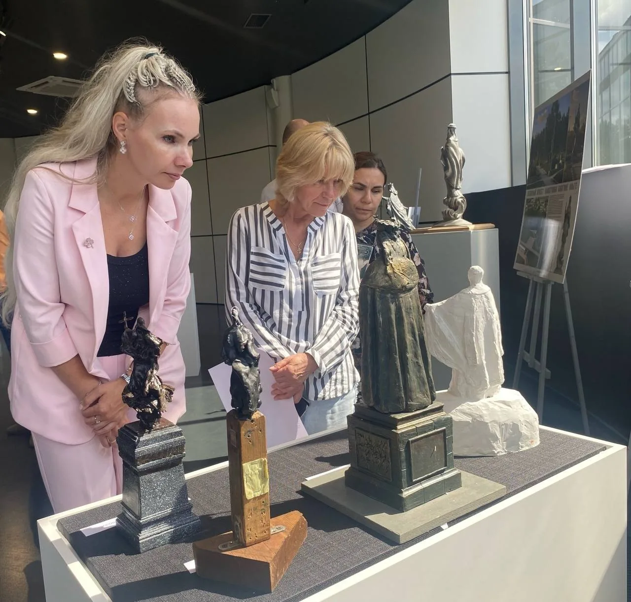🏛 В Рождествено открылась выставка о новых памятниках и историческом наследии

В Международном цент
