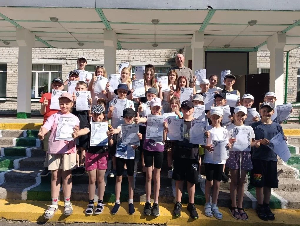 💫Жизнь школьного лагеря
День 10
⁣
☀️Каждое утро у нас начинается с традиционной линейки — так мы со