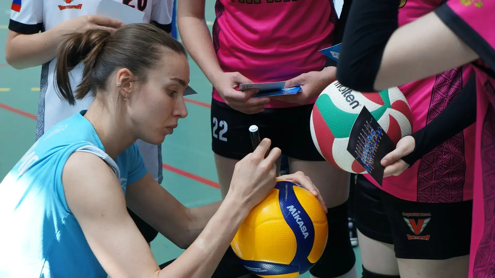 🏆 Сыграть на одной площадке с кумиром — мечта любого спортсмена, а для юных волейболистов Темрюкског