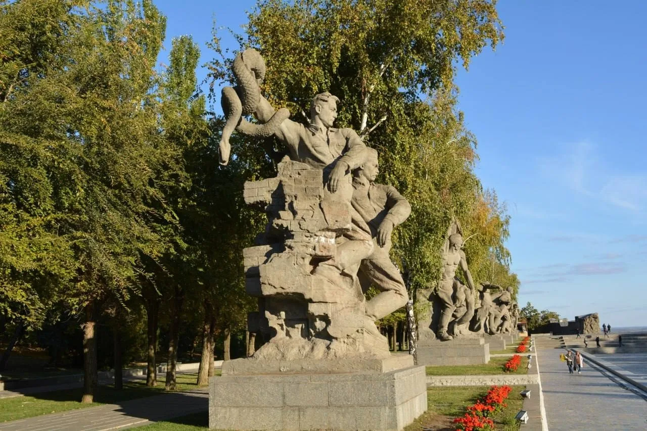 На площади Героев Мамаева кургана начали восстанавливать скульптуру с гидрой. Композици...