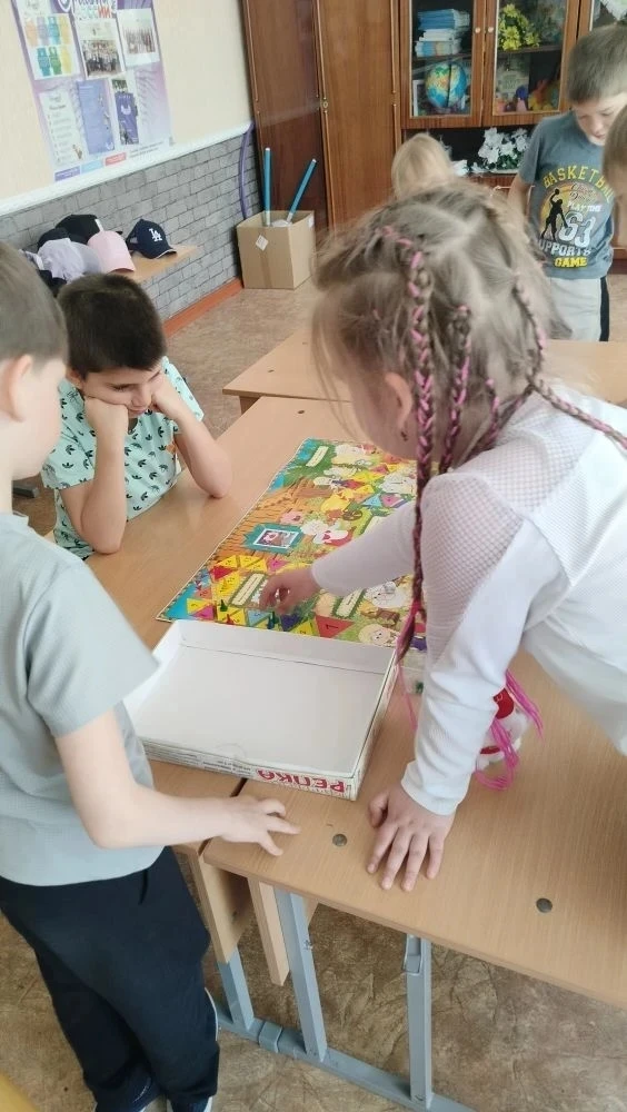 Сегодня второй день летней пришкольной площади "Волшебная страна" которая окунулась в а...