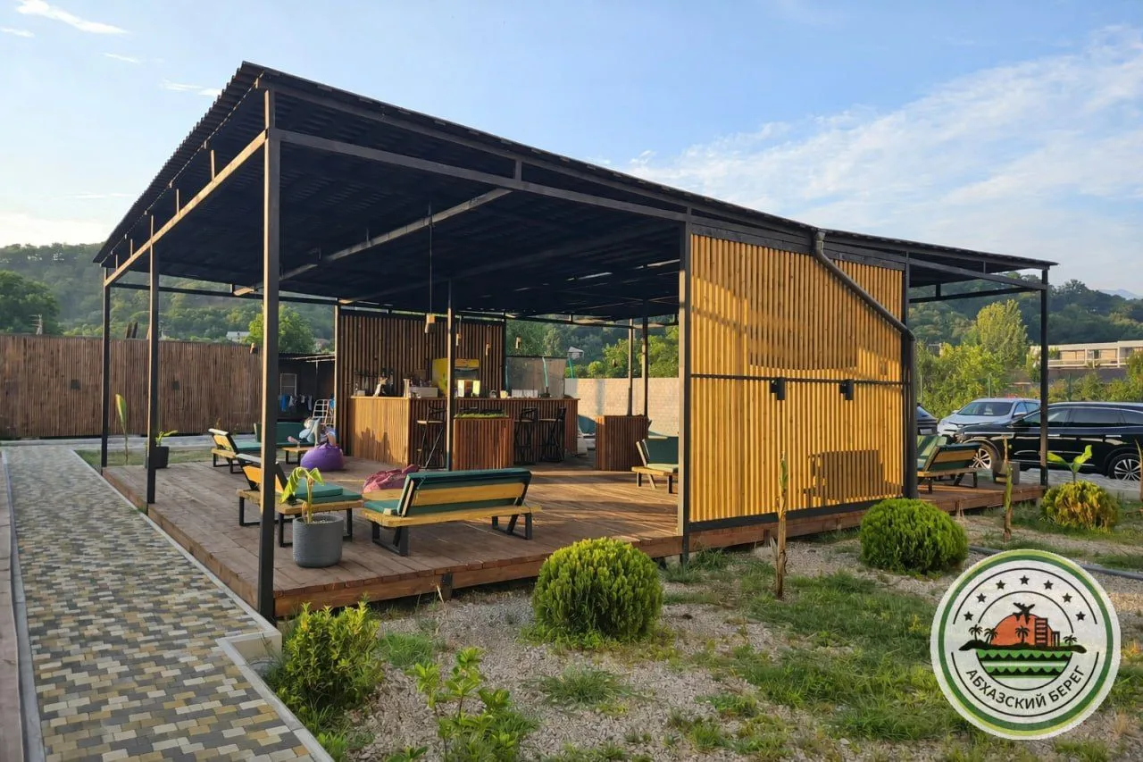 "БЛЭК СИ" отель с бассейном и питанием  📍Лдзаа, ул. Аиааира, 34 🏖 7 минут пешком, сосновый пляж 👥 ра