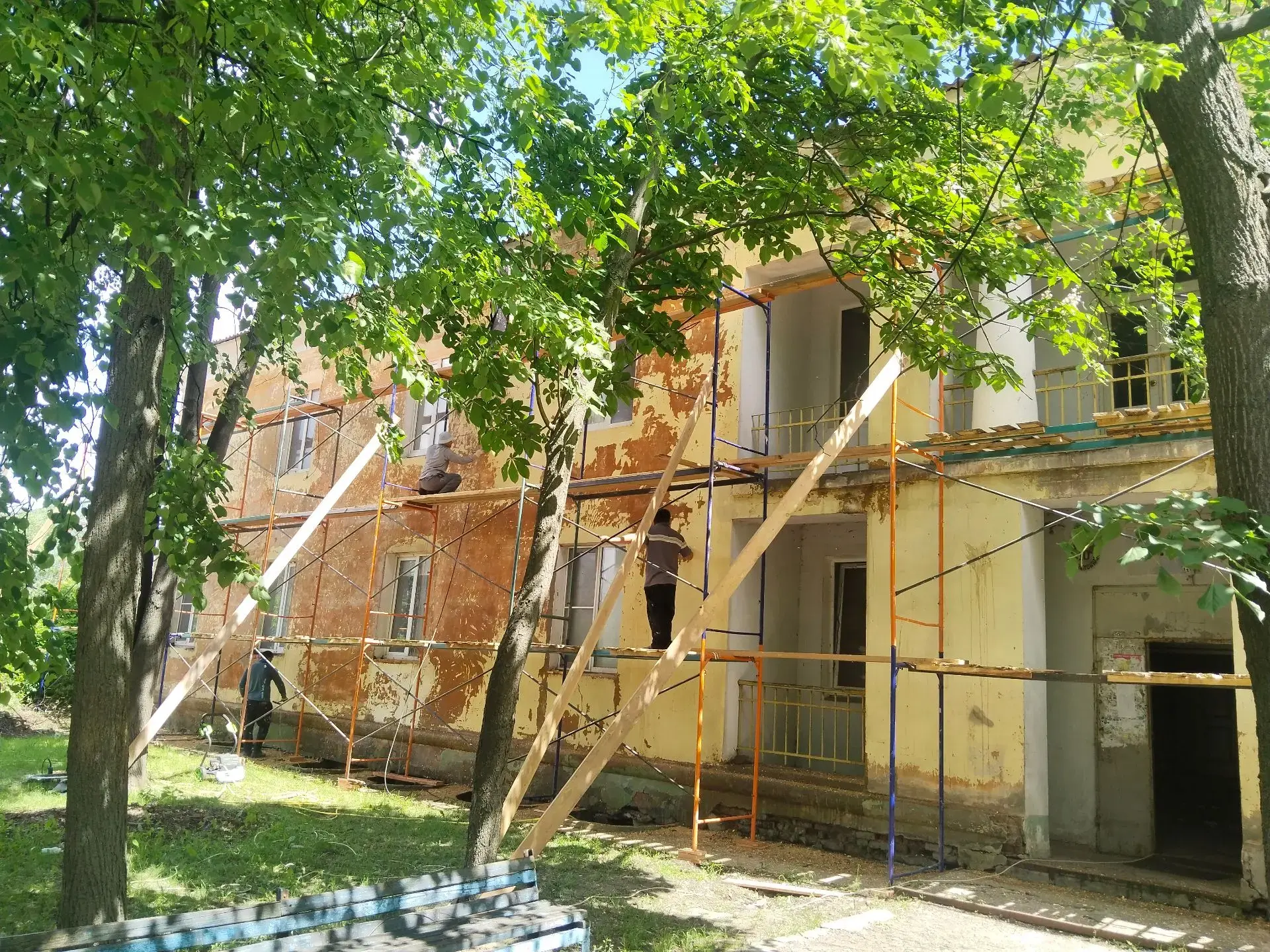 🏠Подрядная организация приступила  к выполнению работ по капитальному ремонту фасада многоквартирно