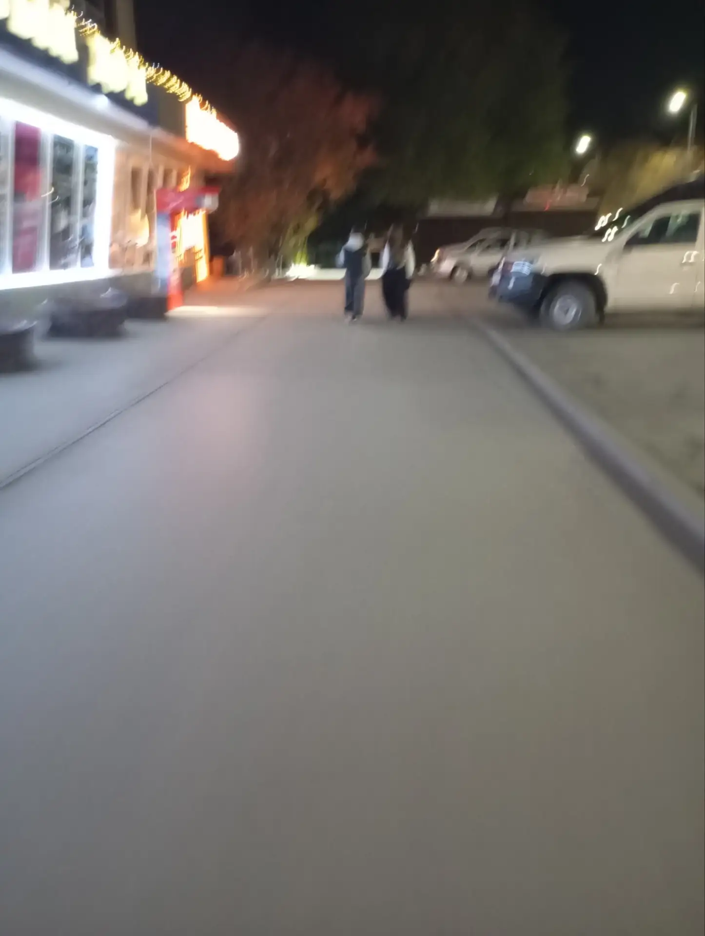 Понравилась девочка в серых джинсах хотел бы познакомиться занята можно юз