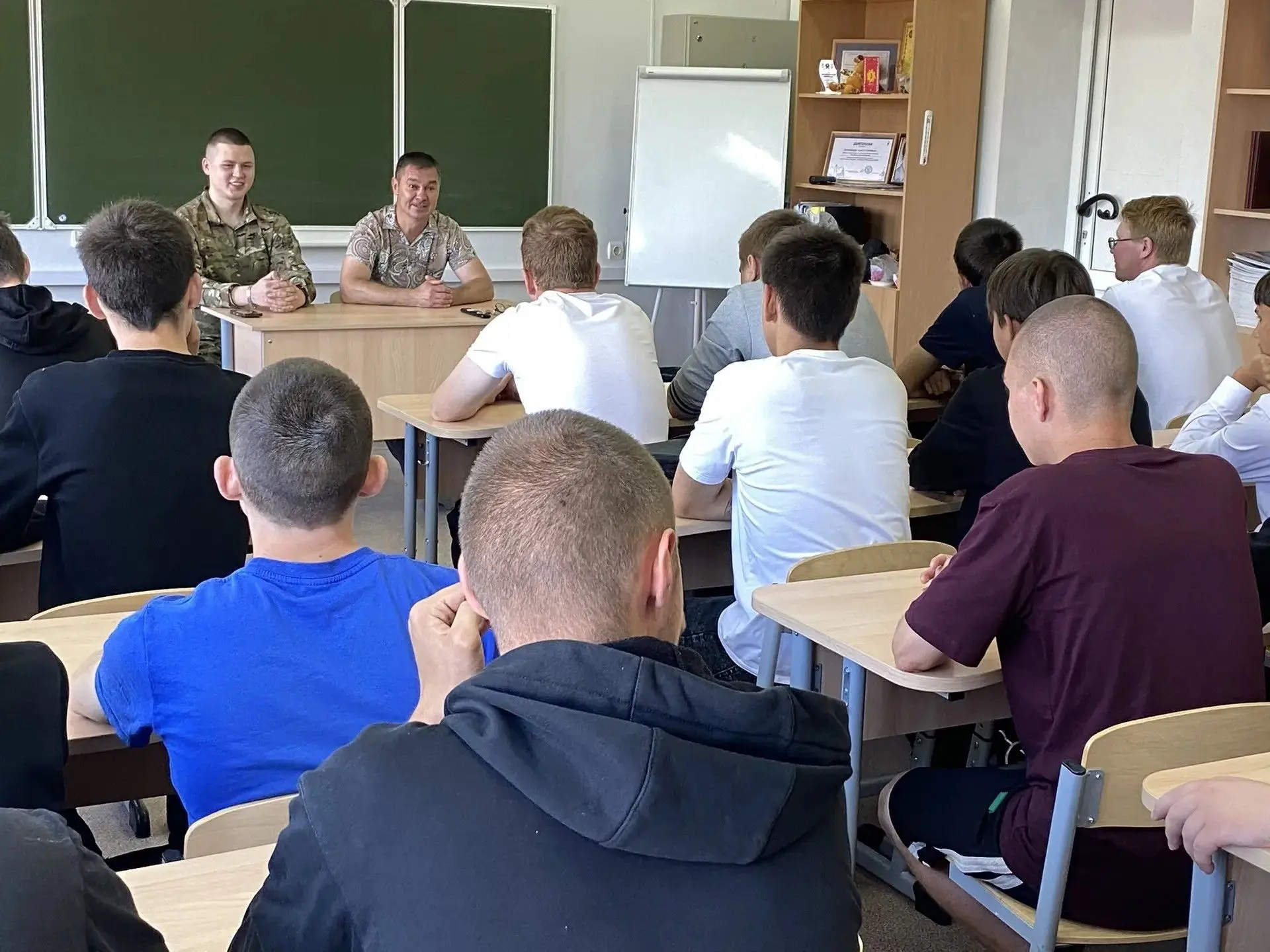 🔥 Из зоны боевых действий — в родной колледж: студенты пообщались с героем‑выпускником.