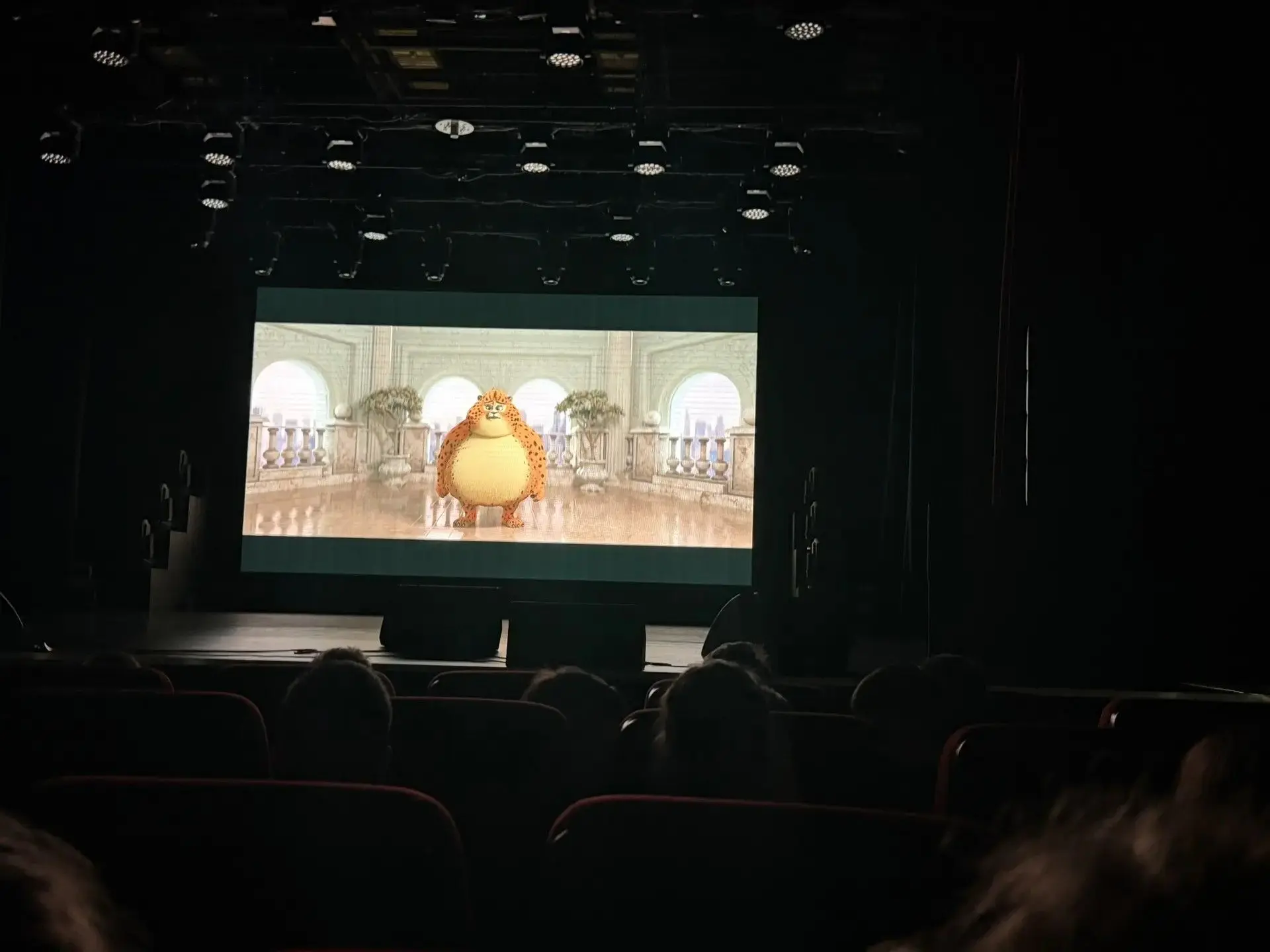 🎬 Сегодня наши воспитанники из 1-го и 2-го отрядов стали настоящими кинозрителями! Мы организовали 