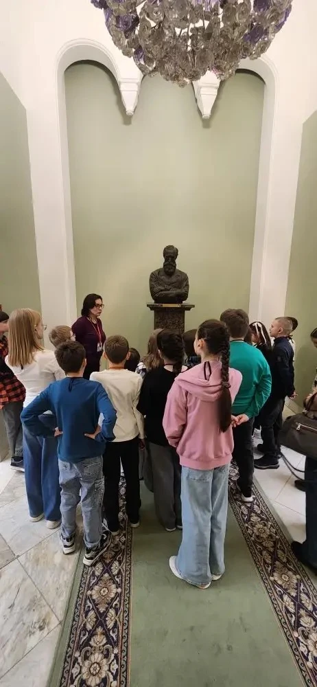 🚌🎨 День, наполненный искусством!  Ученики 4Д класса отправились в удивительное путешествие по залам 