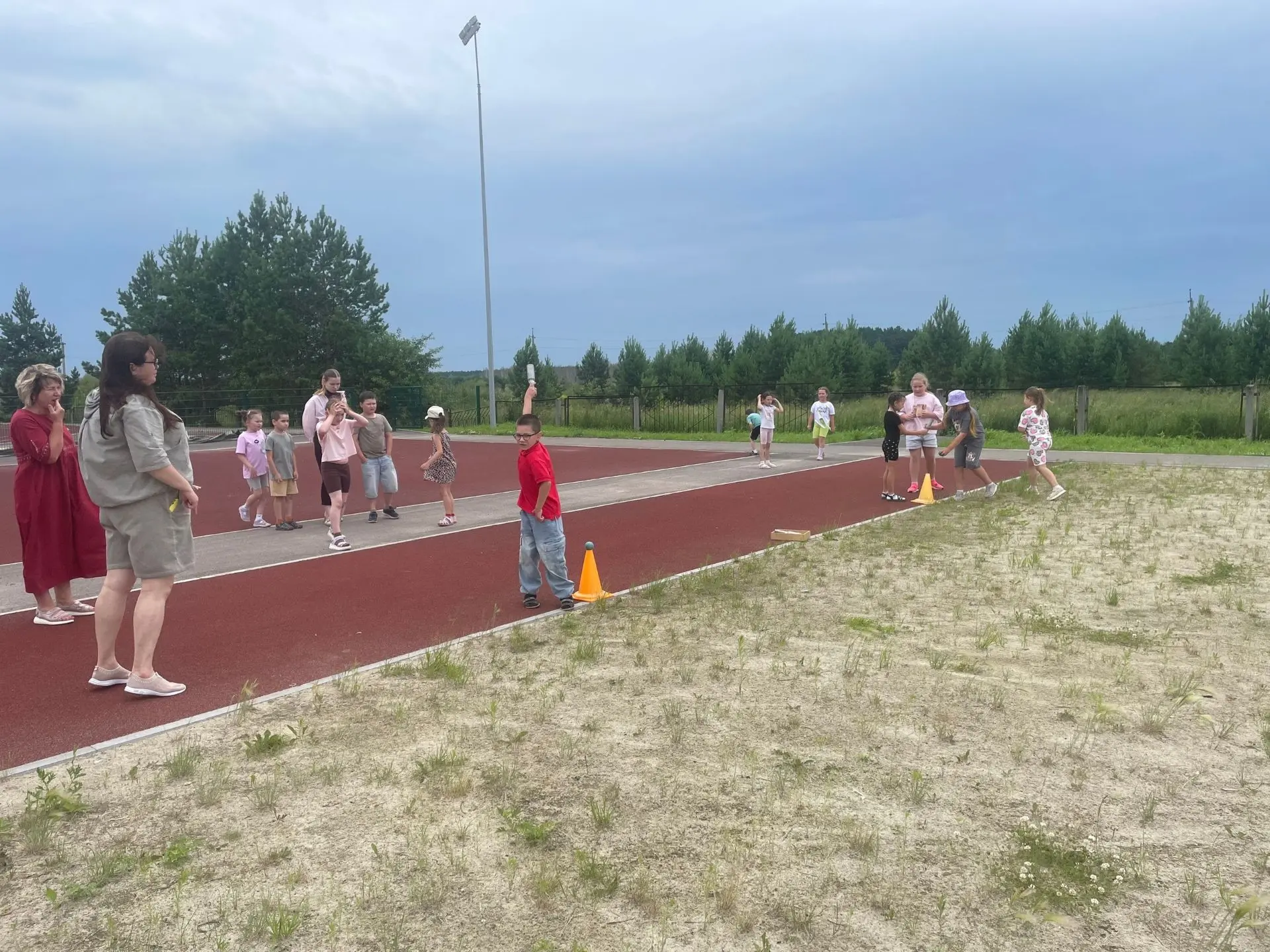 ДЕНЬ 1️⃣8️⃣: ДЕНЬ НАЦИОНАЛЬНЫХ СОСТЯЗАНИЙ🥎

Сегодняшний день в лагере начался с встречи гостей из Д