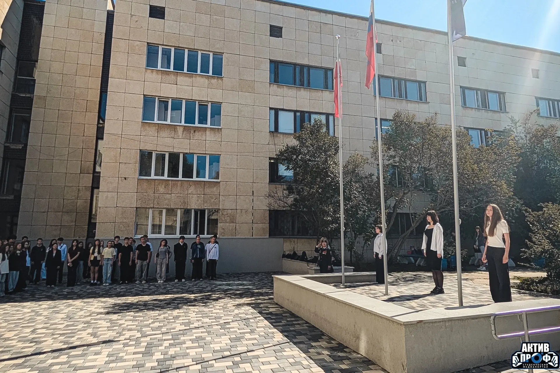 Инженерно‑экономический колледж встретил день особой атмосферой: под звуки гимна торжес...