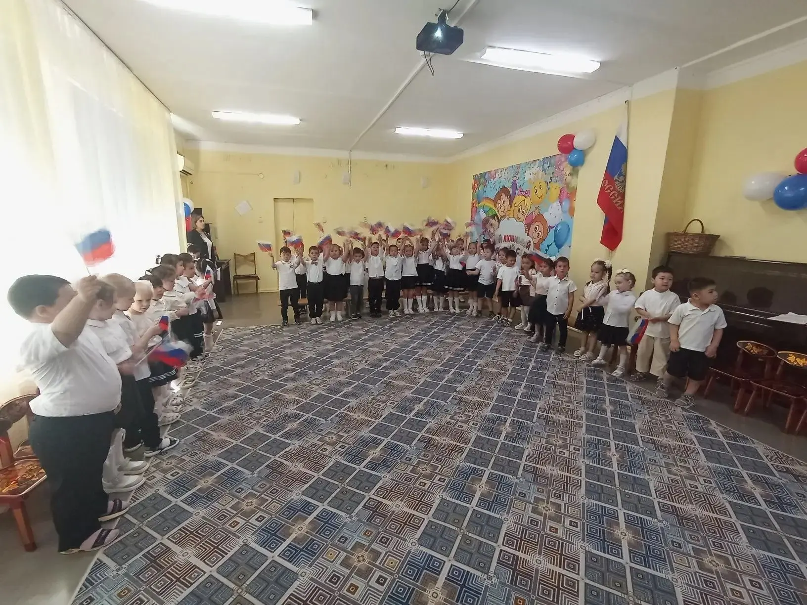 🇷🇺"Я, ты, он, она - вместе целая страна".
Сегодня, в преддверии праздника "Дня России", в нашем Де
