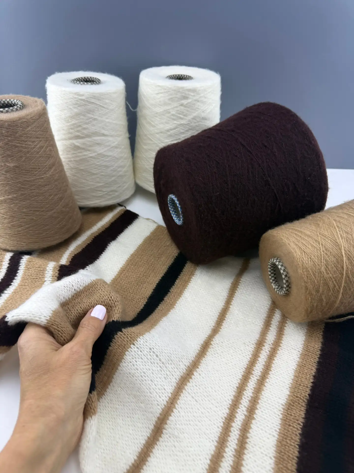 CARIAGGI
NUAGE MERINO 
Состав 
37% кашемира
37% мериноса
26% шелка
Метраж 1200м/100г
Цена 1450₽

Арт