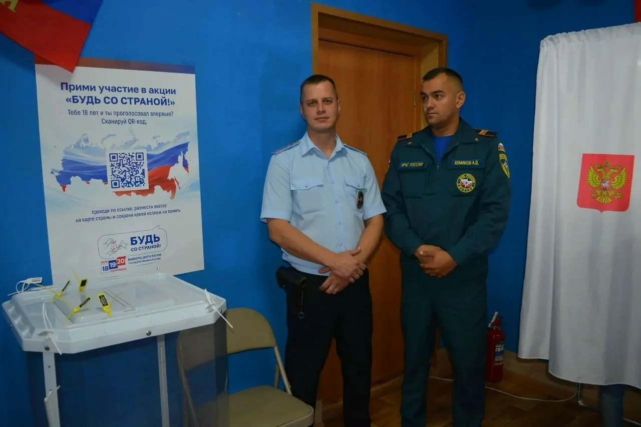 Мценские полицейские и пожарные активно голосуют на выборах