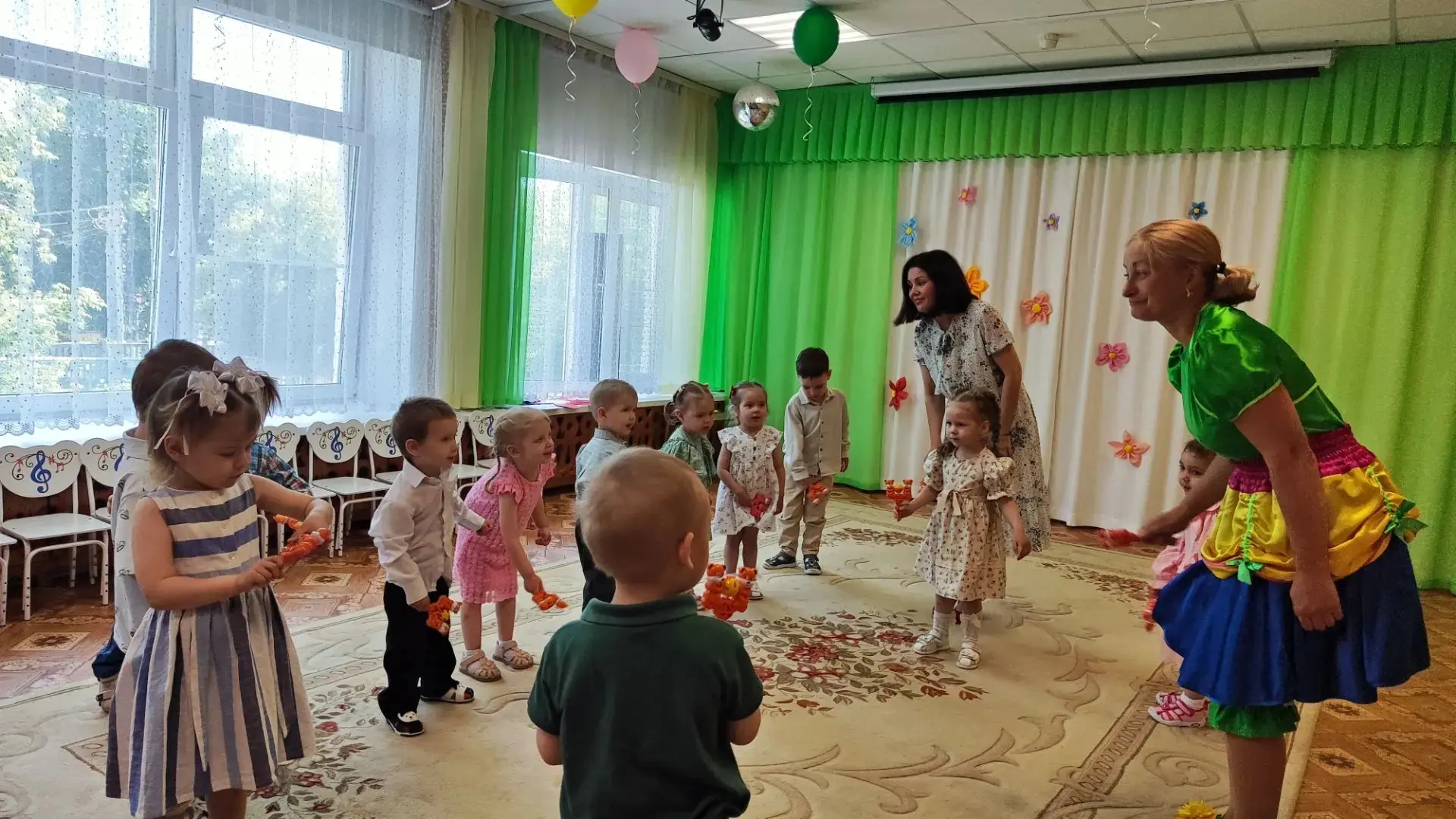 Сегодня в нашем детском саду — трогательный и радостный день: самые маленькие воспитанники попрощали
