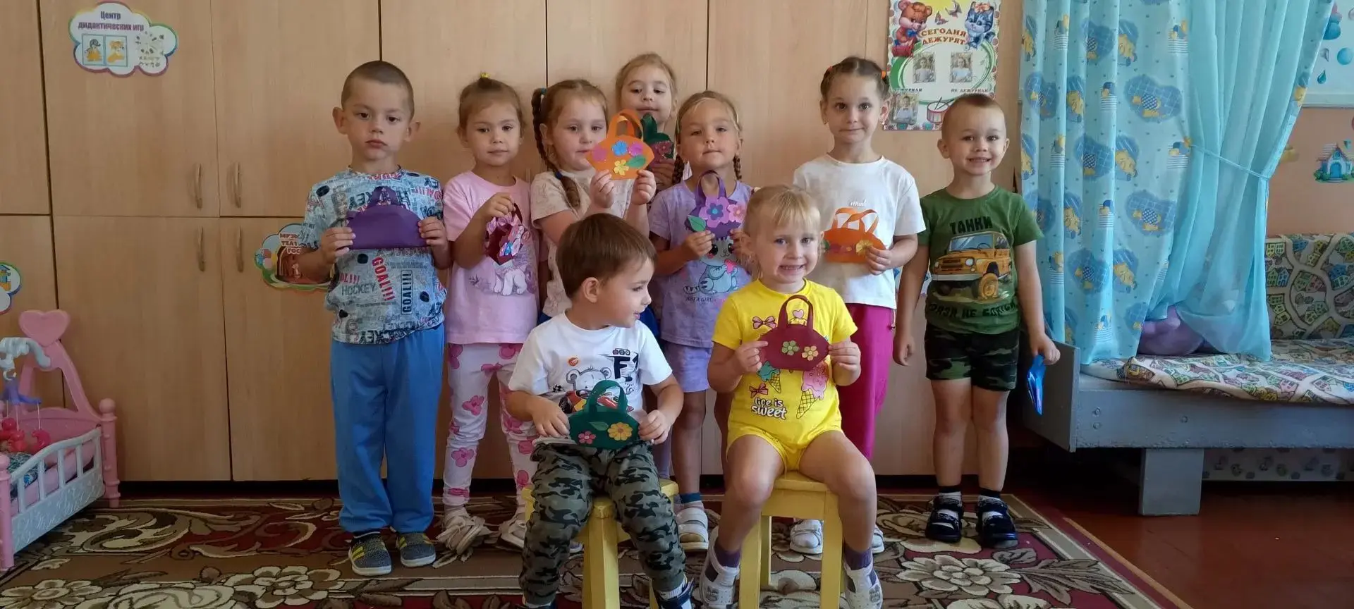 ✅Сегодня воспитанники младшей группы с увлечением создавали сумочки 👛 из цветной бумаг...