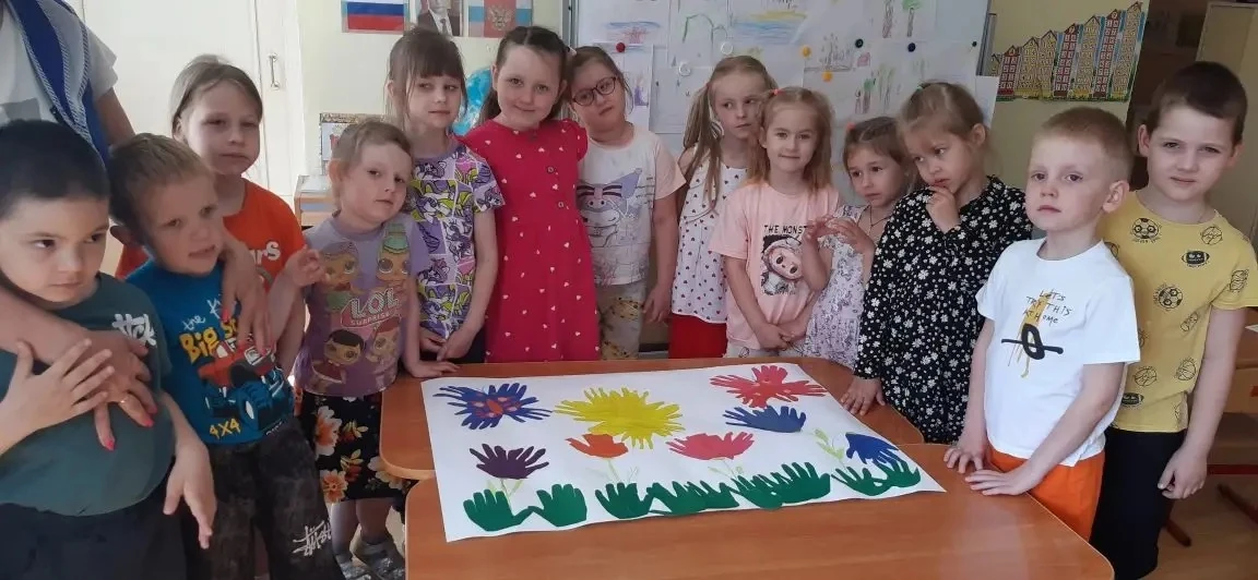 Сегодня в старшей группе «Вундеркинды» и «Мастерилка» мы отмечали Международный день друзей — дети с