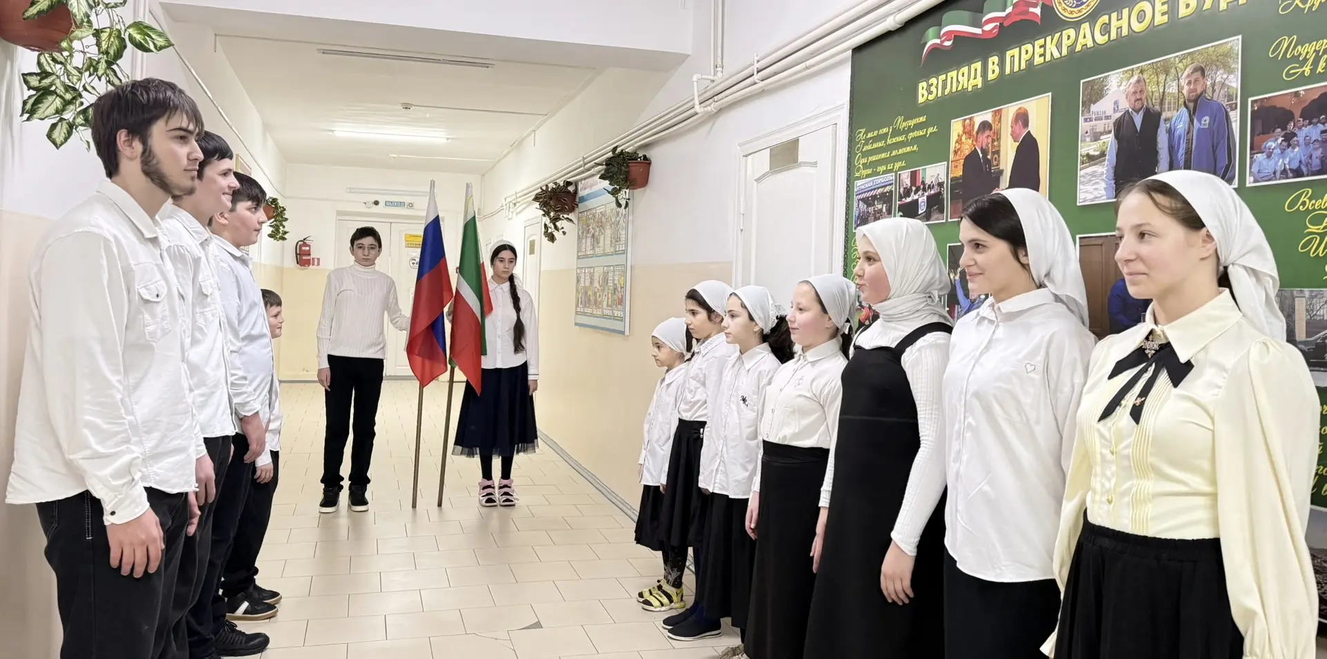 Новая неделя в нашей школе началась с  линейки и поднятия государственных флагов под гимны Российско