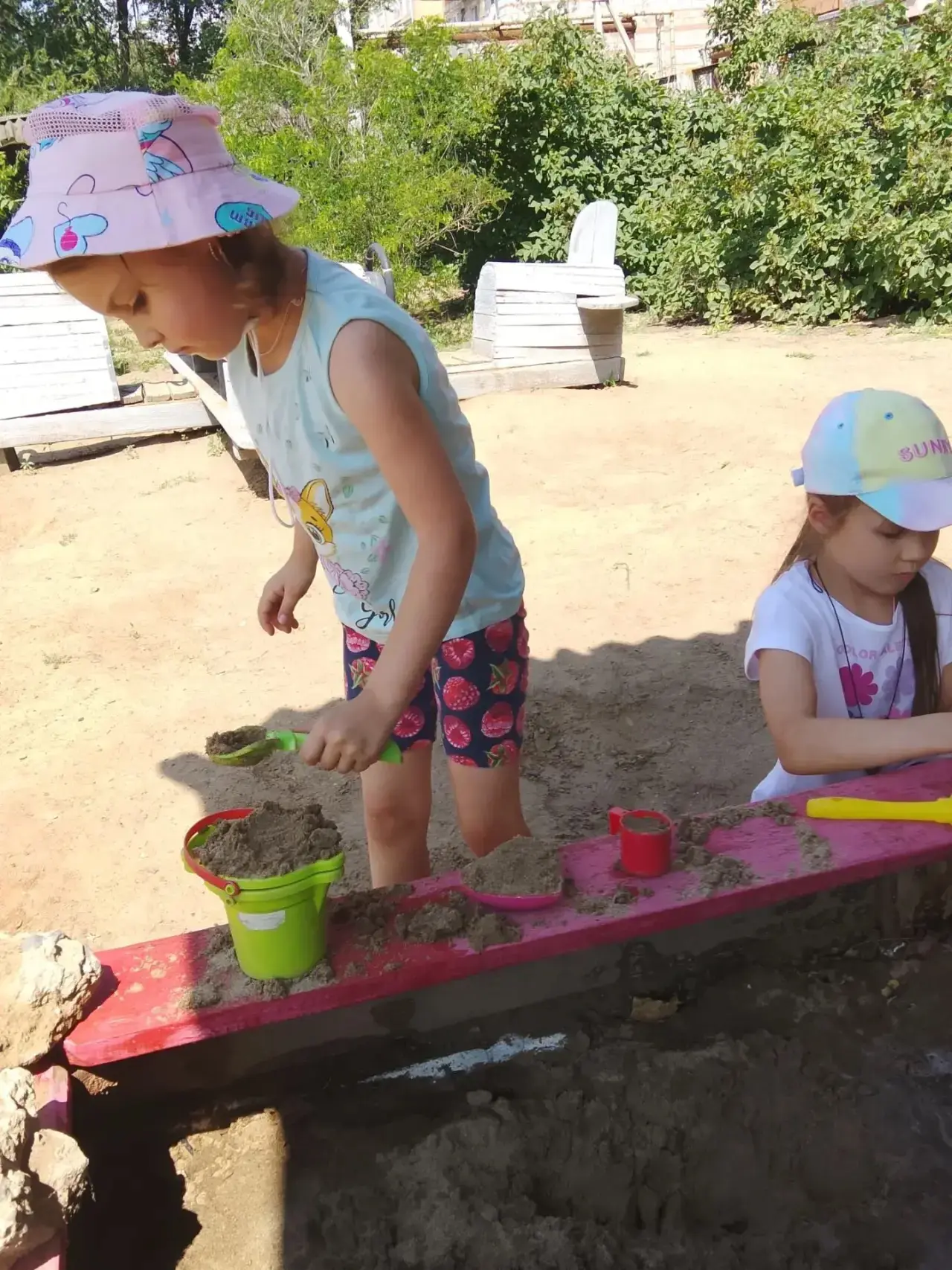 Замечательное время года - лето ⛱️☀️🌈Можно из мокрого песка приготовить много вкусных блюд и пригла