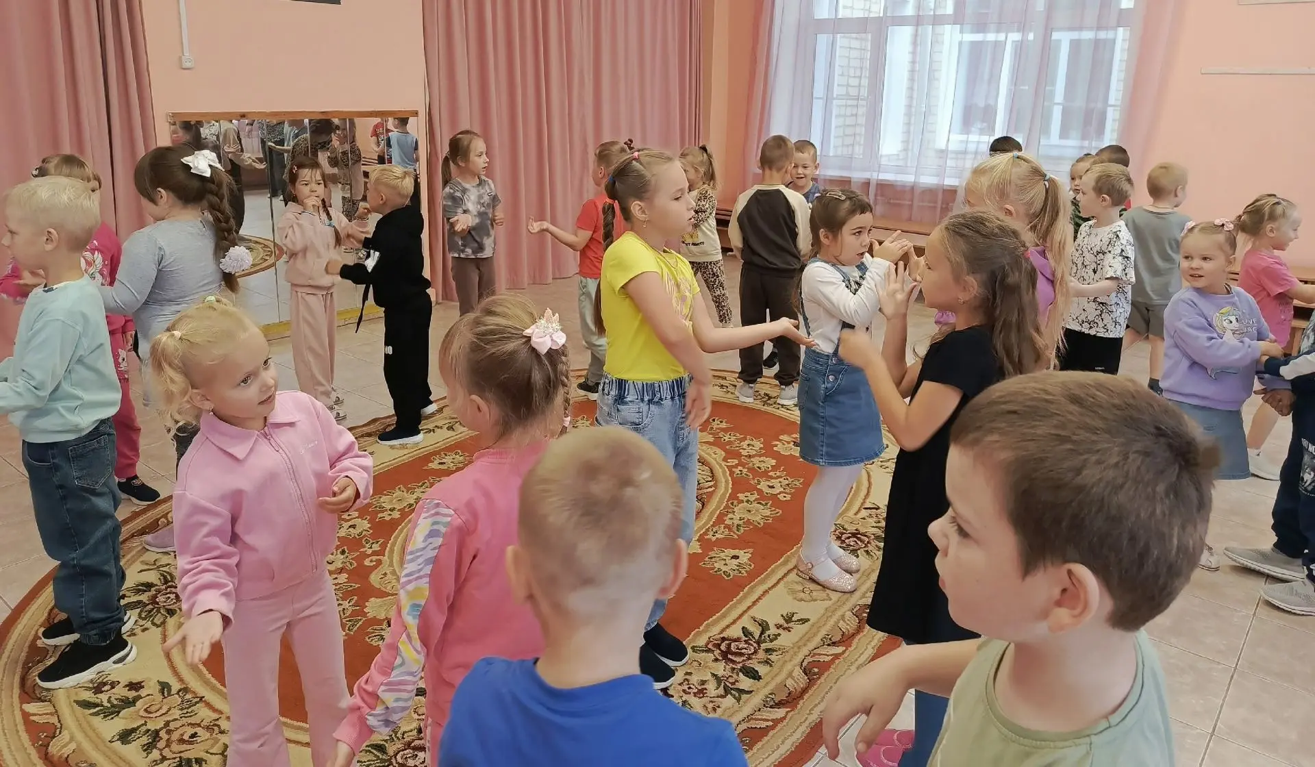 В музыкальном зале детского сада «Подснежник» сегодня звенел радостный смех — здесь вст...