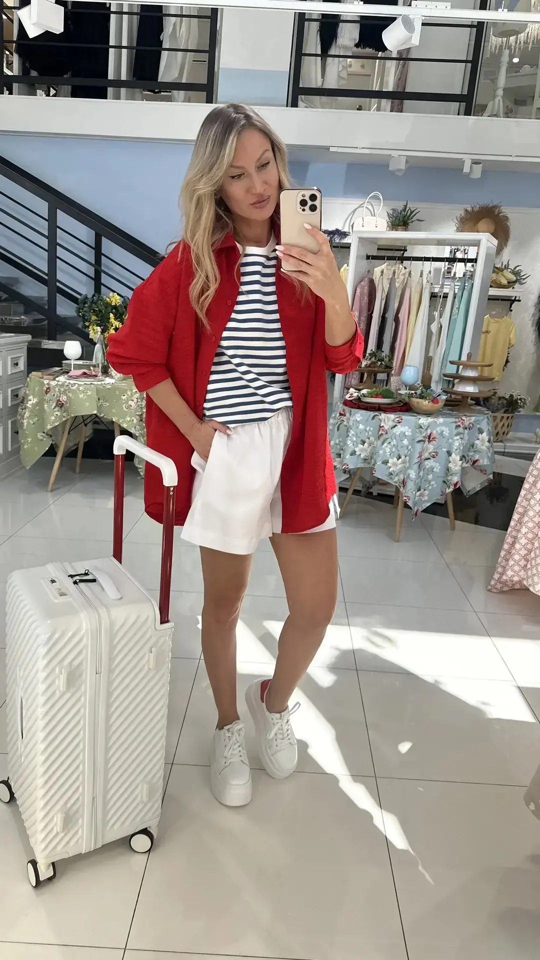 Подборка образов с шортами для комфортного перелета✈️

Используем яркие цвета, ведь ваш отпуск начал