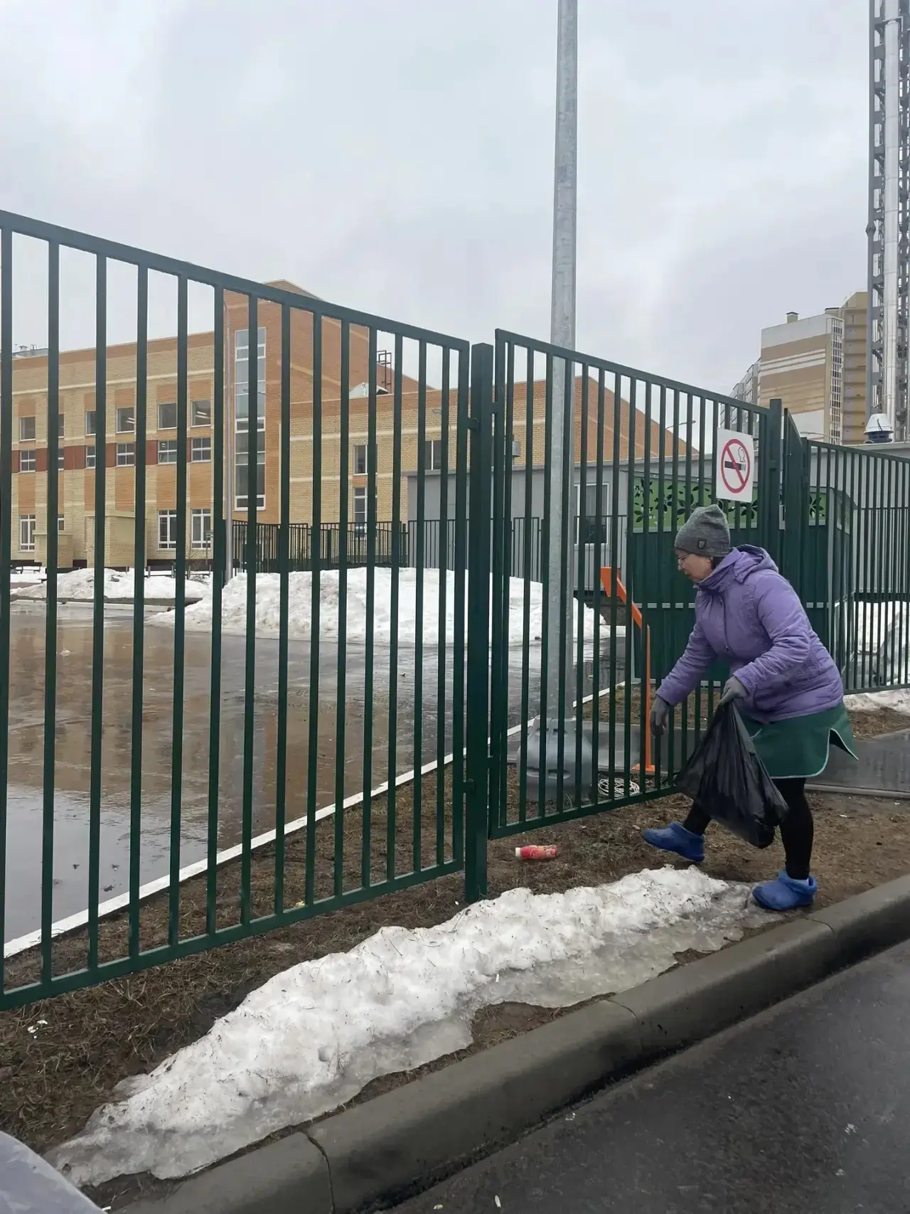 🧹В рамках экологического месячника технический персонал принял участие в мероприятии по уборке терри