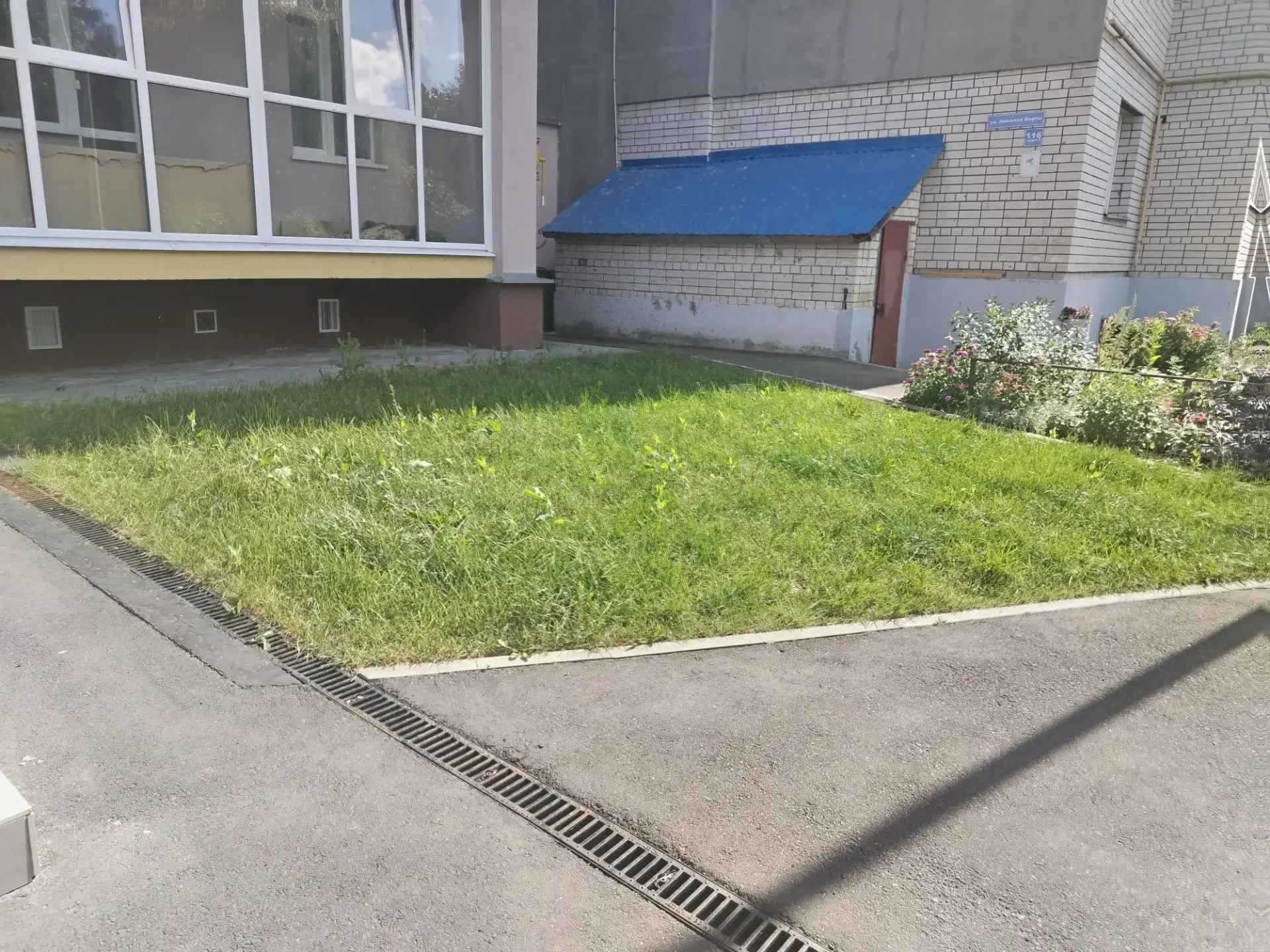 В соответствии с графиком покоса сорной растительности, продолжаются работы по окосу те...