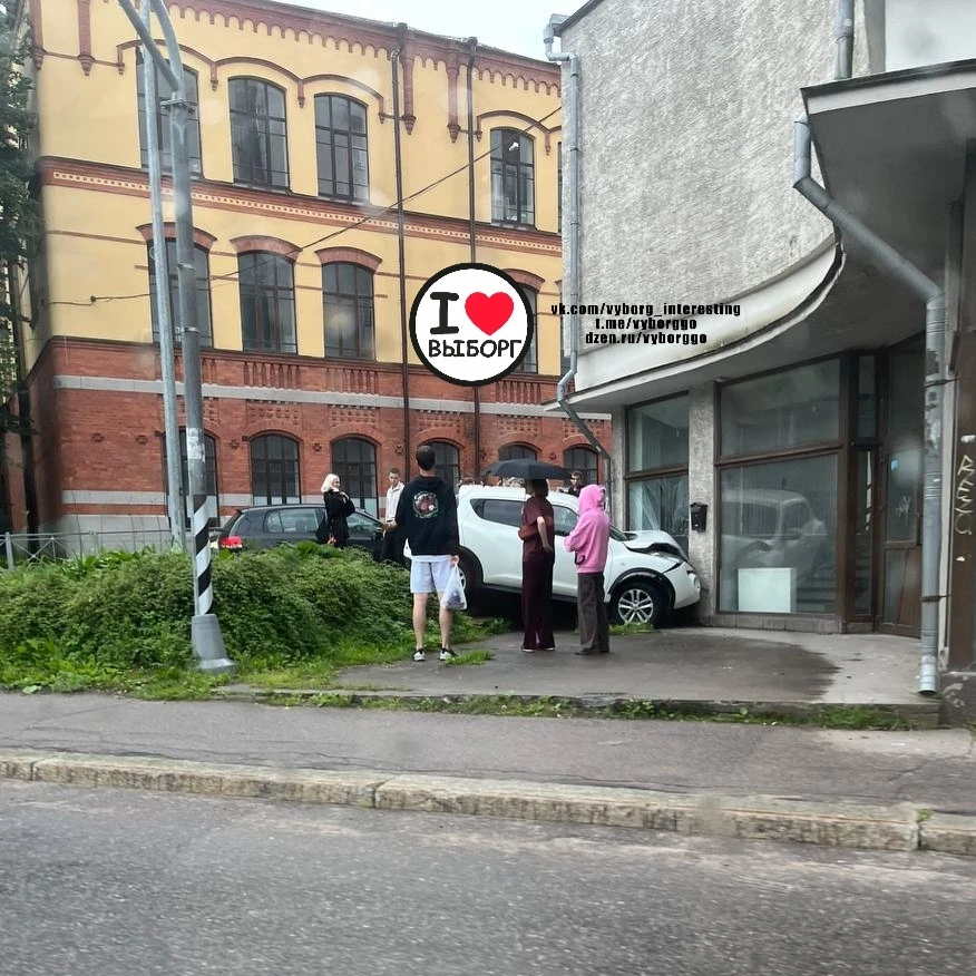 На Леншоссе автомобиль врезался в дом.