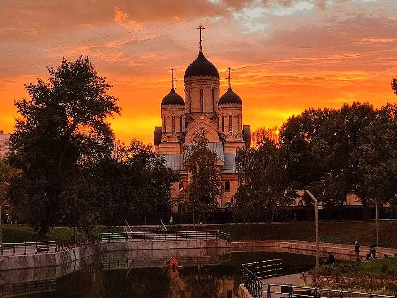 🌅 В Марьино второй день подряд наблюдают красивый закат