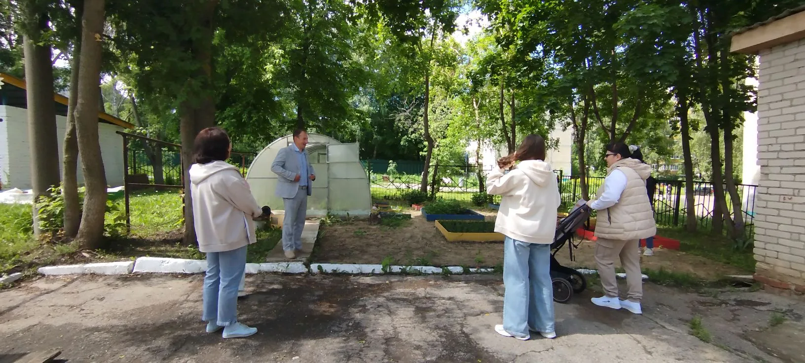 В детском саду прошел День открытых дверей для родителей вновь поступающих детей.
Заведующий детског