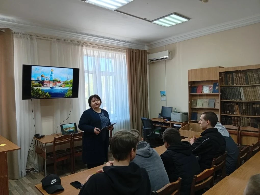 Сызрань литературная: репортаж из Центральной библиотеки  Студенты из клуба «Юный журналист» Сызранс