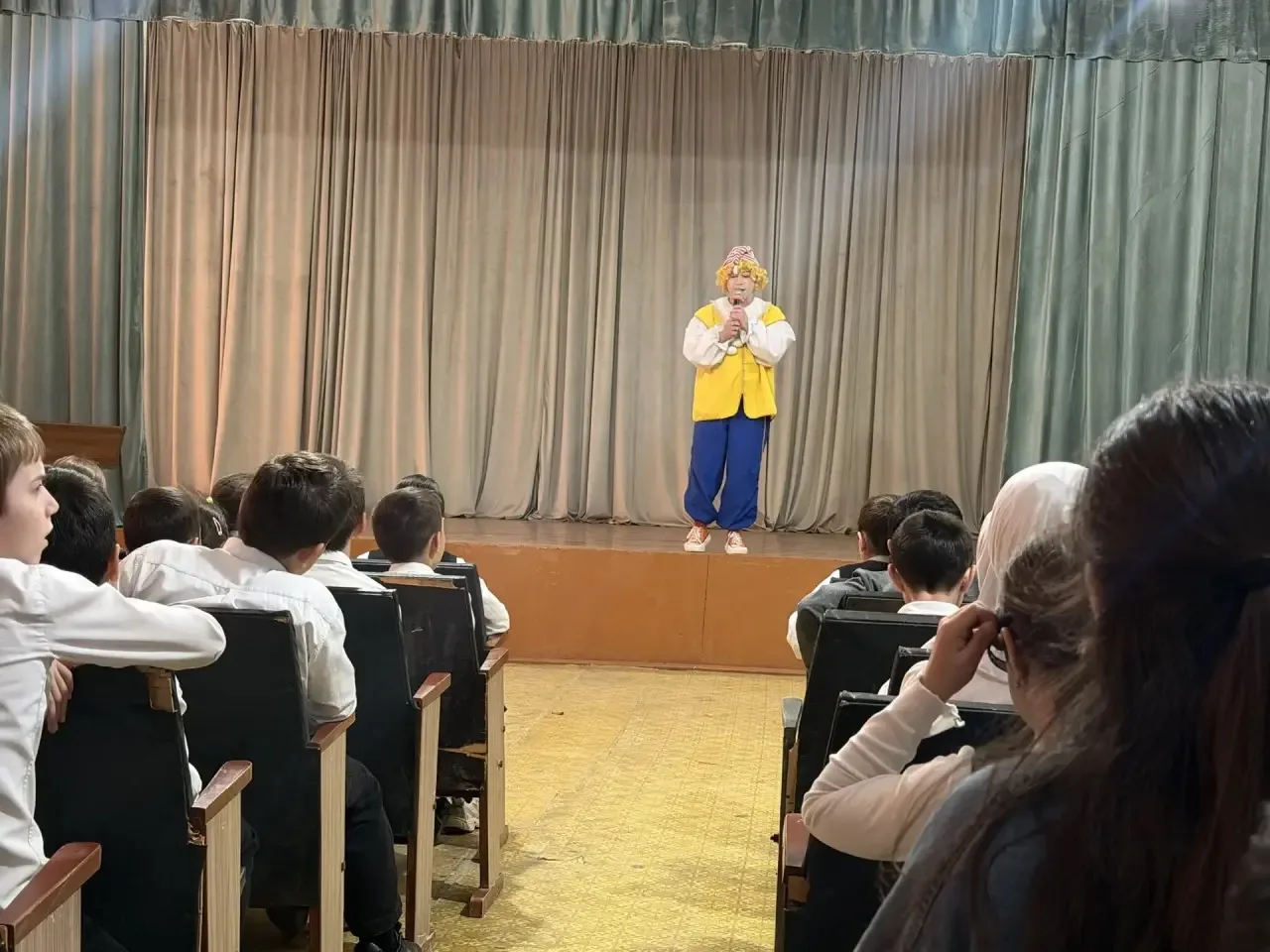 ✨ В нашей школе в актовом зале состоялся благотворительный концерт «Добрые руки»✨  Этот вечер объеди