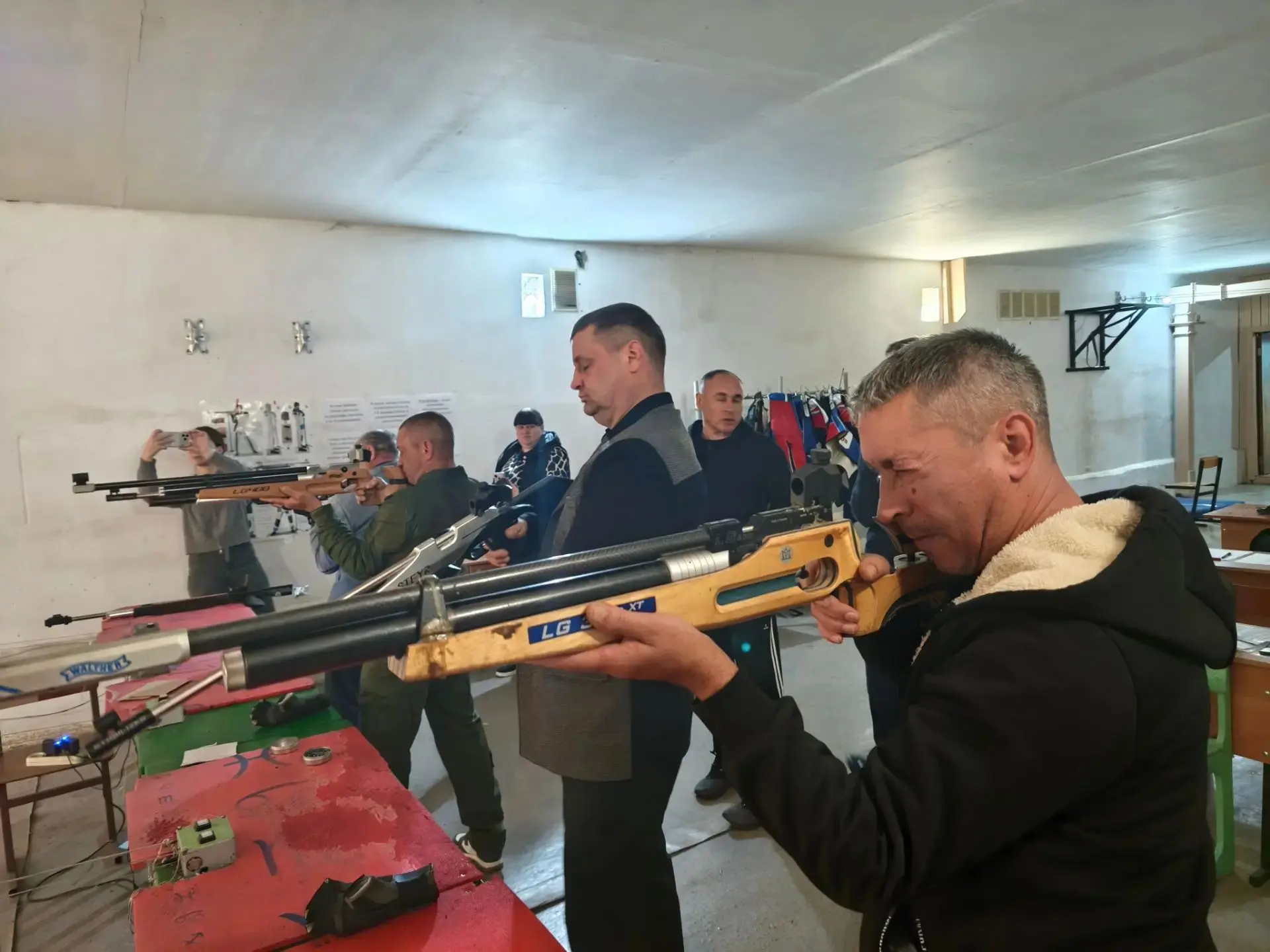 🎯 Точность, закалка и фронтовое братство: в Ракитном прошёл турнир по пулевой стрельбе
