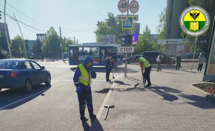 В Мелитополе продолжается благоустройство улиц  Сотрудники МКУ «Благоустройство» собрали скошенную т