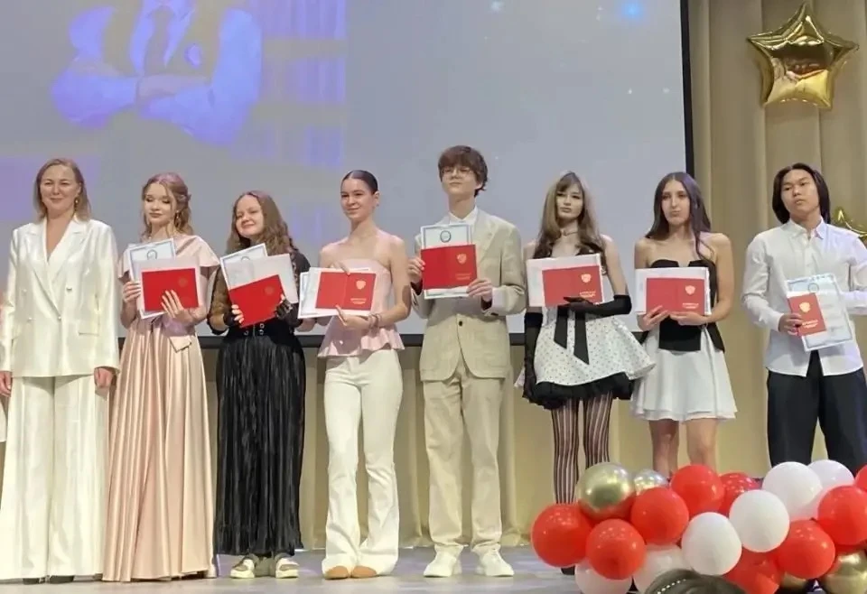 На пороге взрослой жизни: Выпускной 9 класса в школе «Созвездие» 🌟

Светлый и трогательный выпускно