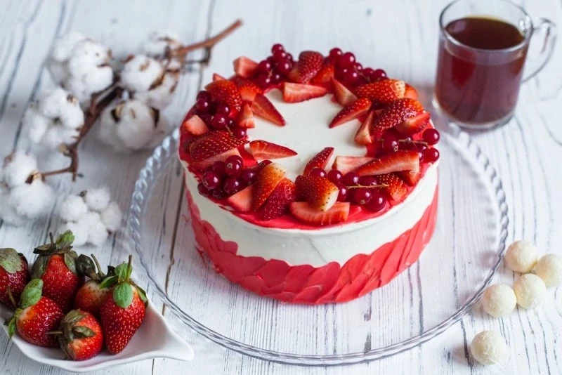 🍰 14 июня в мире празднуют День клубничного торта! Этот сладкий праздник пришёл из США, и теперь де