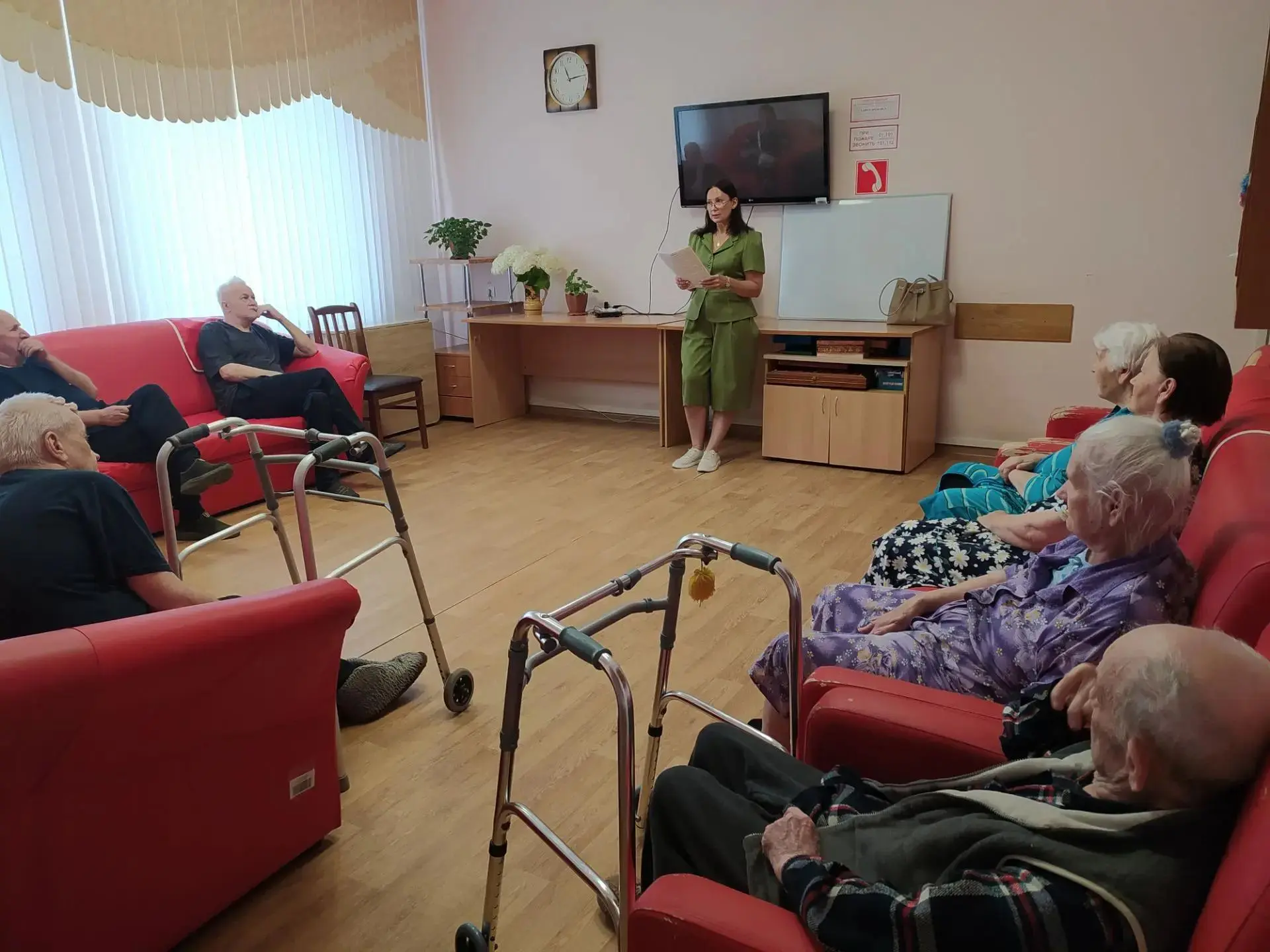 Тематический час

В стационарном социально-геронтологическом отделении г. Плавск для получателей соц