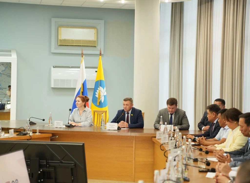 Председатель Народного Хурала (Парламента) Республики Калмыкия Артем Михайлов вручил ди...
