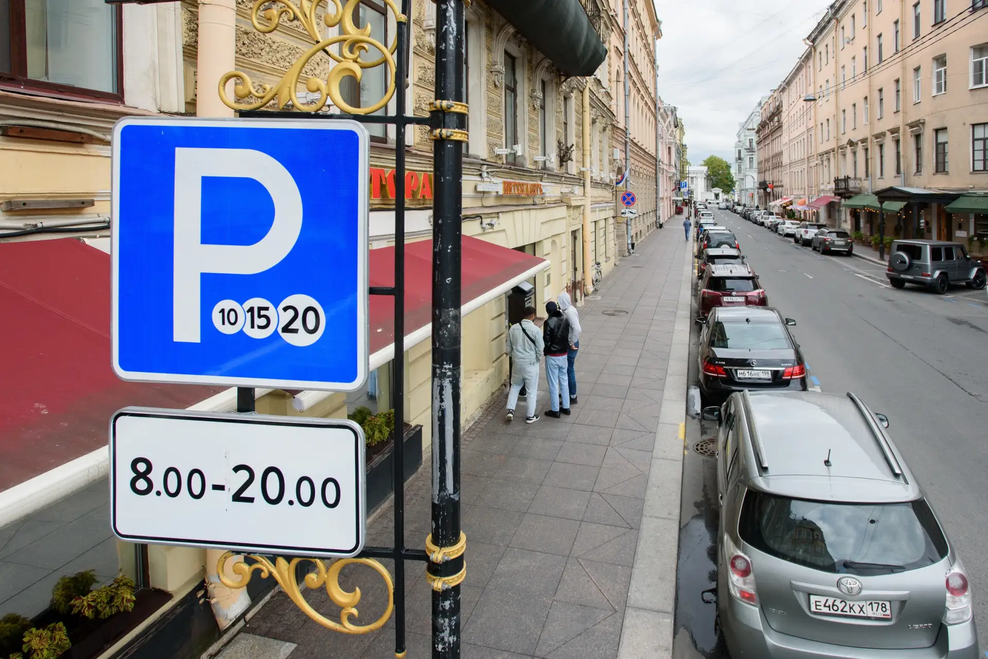 С 25 июля в Петербурге станет больше платных парковок