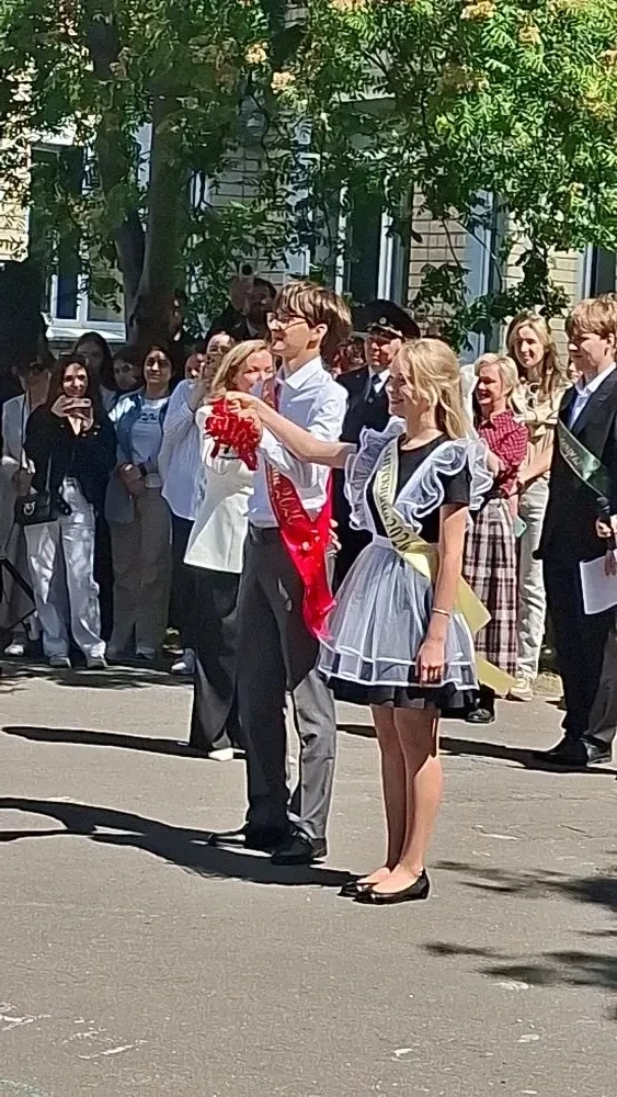Сегодня в МАОУ «СОШ № 10» прошла торжественная линейка, посвящённая Последнему звонку. ...