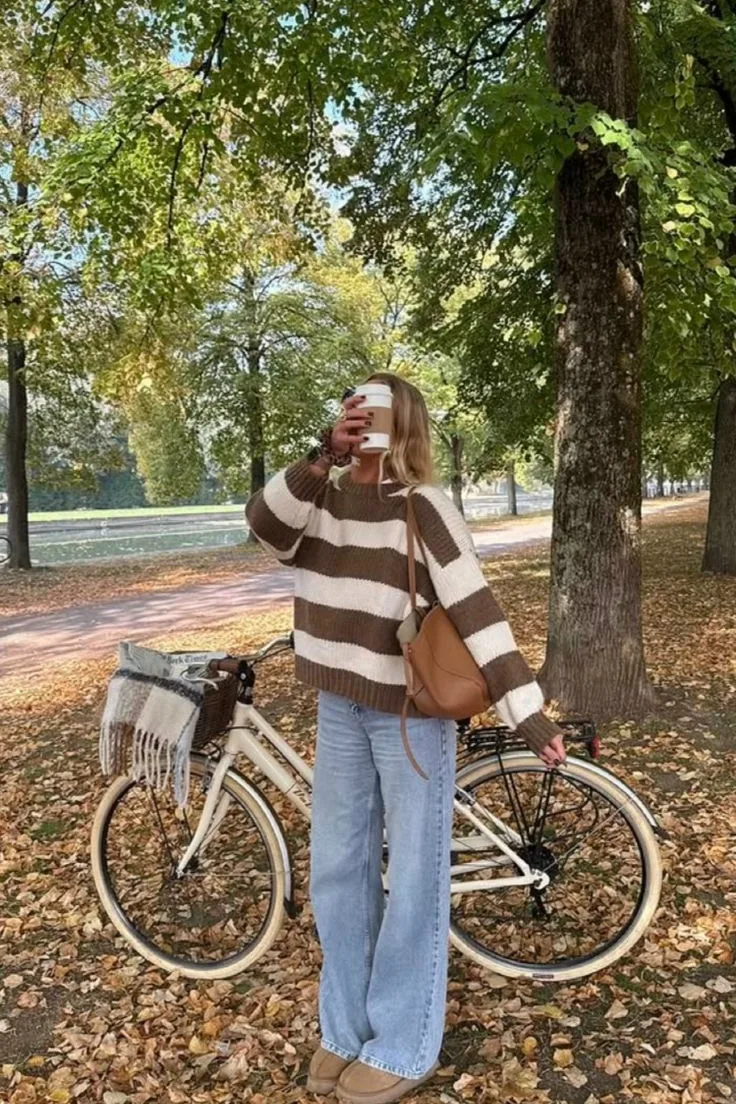 Уютная классика: как носить джинсы с полосатым свитером этой осенью 🍂