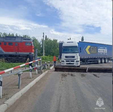 😱 В Стерлитамаке поезд столкнулся с фурой на ж/д путях

Столкновение тепловоза с КАМАЗом произошло 