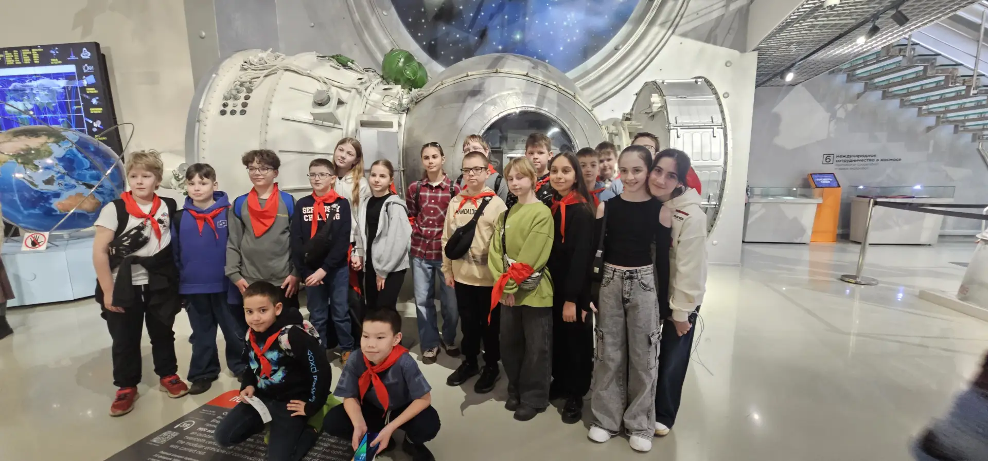 🚀 Космическое путешествие пятиклассников  В канун праздника ученики 5-х классов отправились на увлек