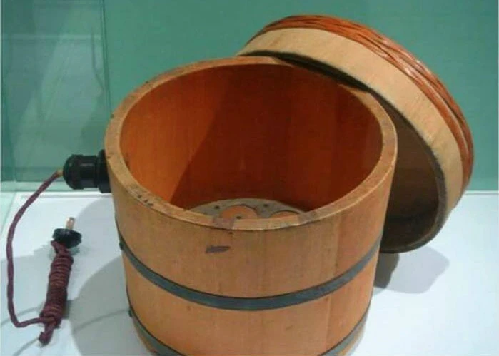 На фото - первый продукт компании Sony, созданный в 1949 году - деревянная рисоварка. О...
